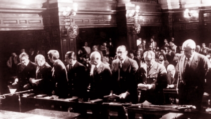 Por impulso de Raúl Alfonsín se inicia el juicio a los militares genocidas