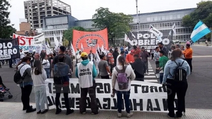 Organizaciones sociales que sostienen merenderos y comedores comunitarios en Paraná reclamaron en Casa de Gobierno 