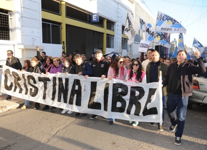 Militantes y dirigentes peronistas marcharon en Paraná contra la injusta y proscriptiva condena de Cristina Kirchner