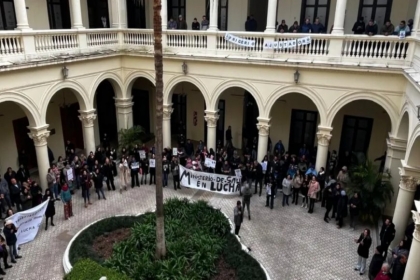 Empleados públicos protestaron en Paraná contra el recorte frigerista de horas extras