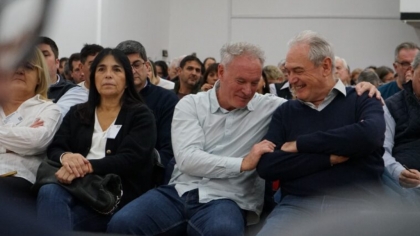La UCR entrerriana se quitó la boina blanca y se puso la peluca violeta