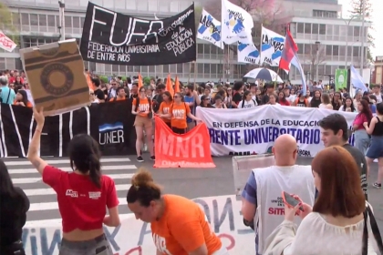 Multitudinaria marcha en Paraná contra el Loco Milei y en defensa de la educación y la salud pública