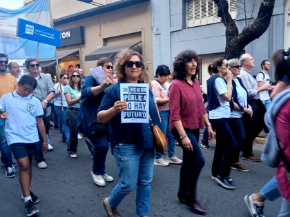 Concordienses marcharon en defensa de la educación pública y celebraron el rechazo a los vetos de Milei