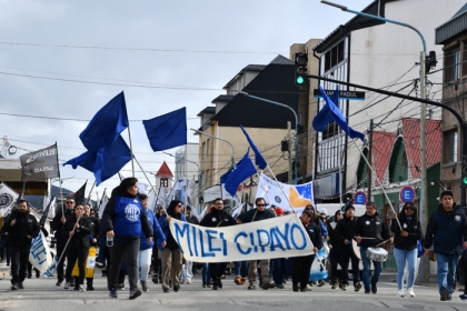 El rechazo a Milei llega al fin del mundo: suspendió el patético acto y la caminata en Ushuaia por la baja convocatoria y las fuertes protestas