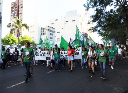 Multitudinaria marcha en Paraná contra la reforma esclavista que elimina los derechos de los trabajadores