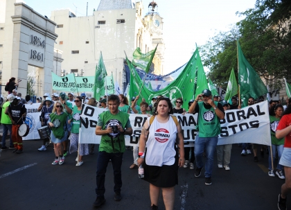 Multitudinaria marcha en Paran&aacute; contra la reforma esclavista que elimina los derechos de los trabajadores
