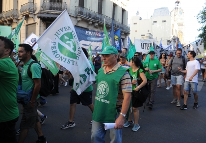 Multitudinaria marcha en Paran&aacute; contra la reforma esclavista que elimina los derechos de los trabajadores
