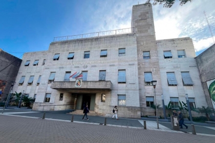 Sindicato convocó a una concentración tras la no renovación de 130 contratos por el intendente gorila Francisco Azcué