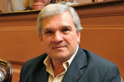 Luis Edgardo Jakimchuk: Azcué y la fábula de la eficiencia, el presupuesto, la mentira y la crueldad como método