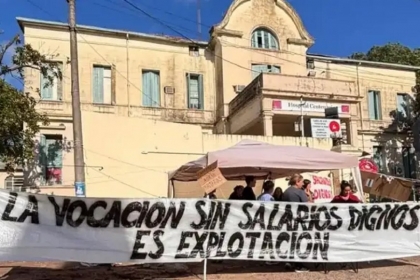 Enfermeros acampan frente a hospital entrerriano porque hace 10 meses que no reciben aumento 