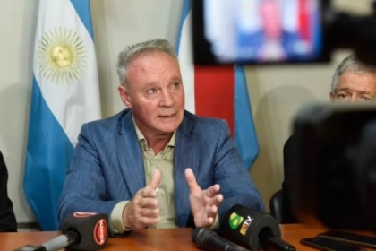 Radical con peluca: Cuestionan a Darío Schneider por su voto a favor de la reforma laboral