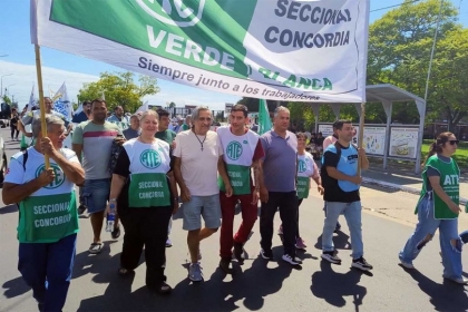 ATE protagonizó un abrazo simbólico al Masvernat en rechazo a la miserable oferta salarial de Frigerio