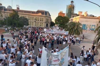 Masiva marcha docente contra las reformas y el ajuste salarial de Frigerio