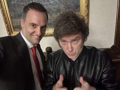 Milei sigue bancando a Adorni: “Para mi es honesto e inocente”