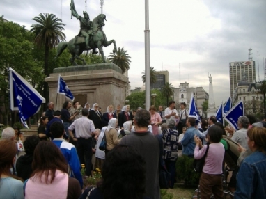 ¡Madres de la Plaza... el Pueblo las abraza!