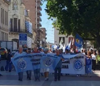La CGT Paraná marchó por los jubilados y contra la represión