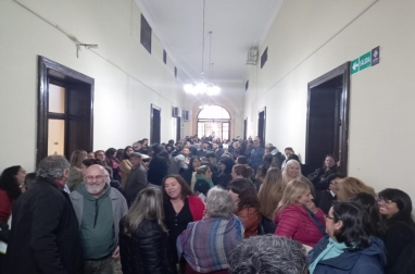 Recortaron un 25% de las horas extras y hubo reclamos de los trabajadores en el interior de Casa Gris