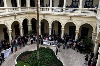 Empleados públicos protestaron en Paraná contra el recorte frigerista de horas extras