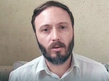 El “radical con peluca” Azcué sobreactúa mileísmo y sigue con la motosierra: cerró la radio pública de Concordia