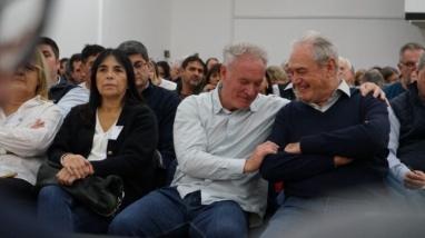 La UCR entrerriana se quitó la boina blanca y se puso la peluca violeta